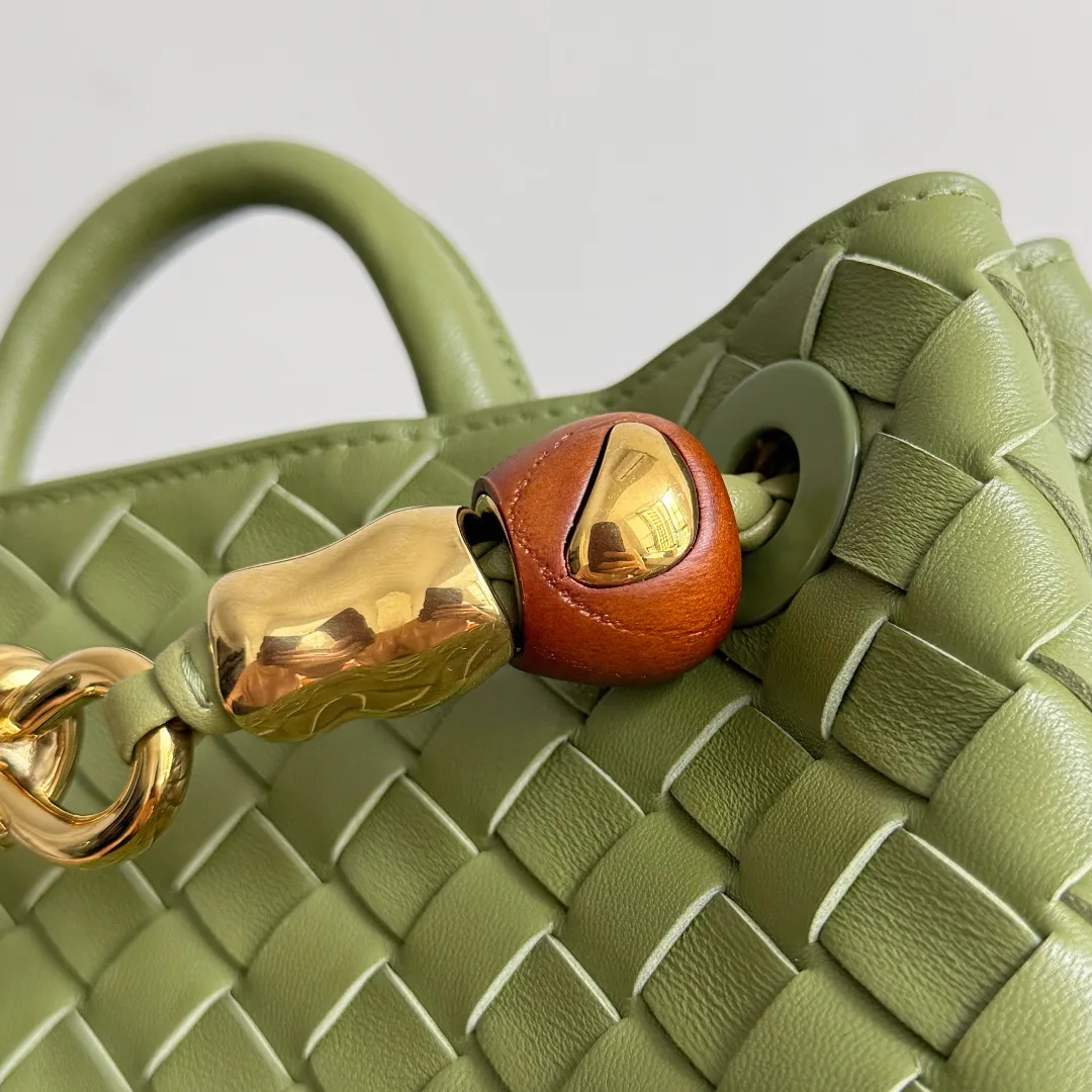The new Andiamo batch of 3060 BV is shipped‼ ️The classic intercciato weaving process is used to create a soft bag, the metal knot is made of micro-cast aluminum using jewelry technology🪢, and the decorative beads are made of metal and hand-polished oak, allowing you to jump repeatedly between elegance and fun💃, making it unpredictable. Classic and versatile, it shows off your temperament, and the bag has a large capacity, making it very convenient for daily commuting! It has a variety of carrying methods, the shoulder straps can be adjusted by yourself, the original lambskin feels soft and delicate, and the unisex style breaks gender boundaries and brings a more practical and long-lasting use experience. The Andiamo, which has both elegant and casual styles, perfectly interprets the "fashionable old money style". Style number: 743568+wood hardware Color: Matcha green Size: 25*22*10.5cm